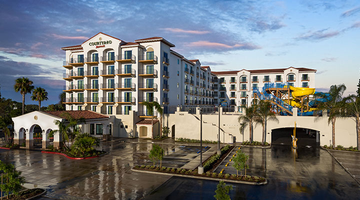 Courtyard Anaheim Theme Park Entrance & Waterpark Resort - Best Family Hotels Near Disneyland